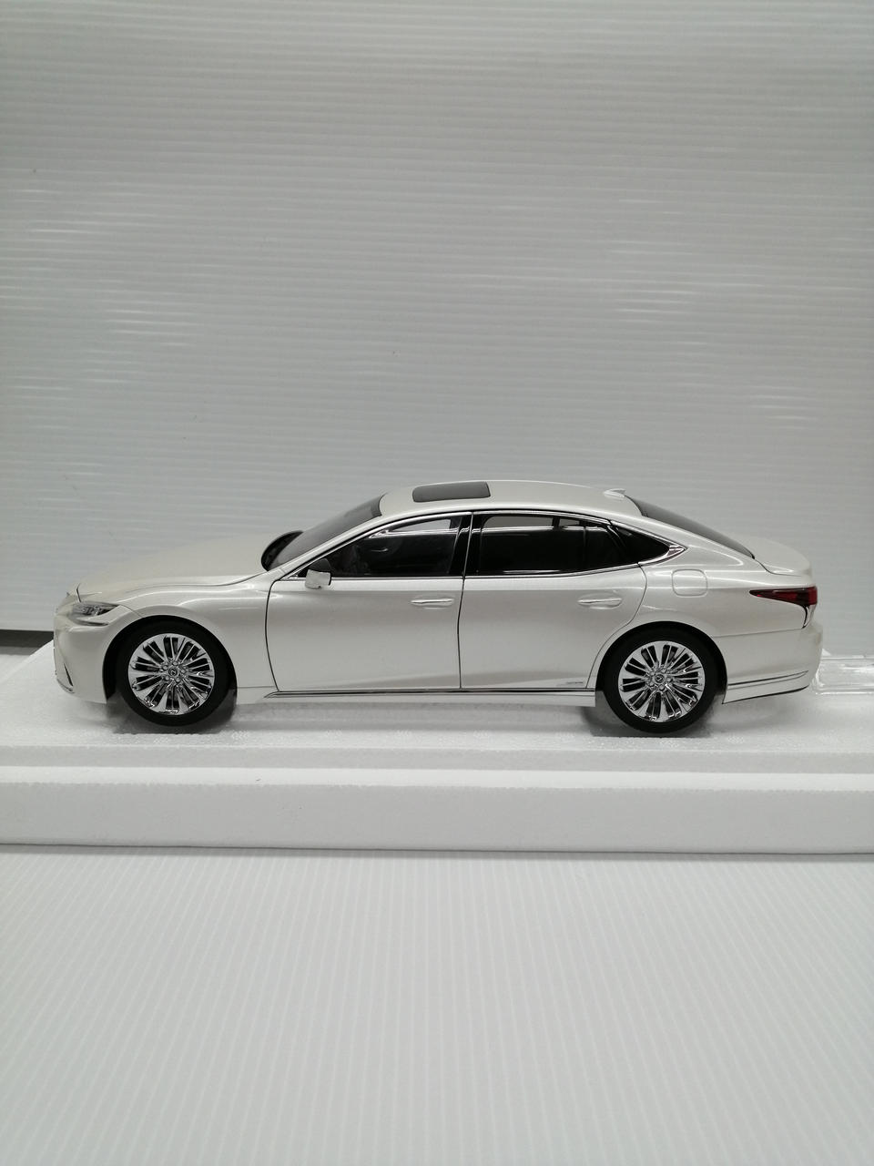 SP sale Rare Finished product AUTOart 1/18 Lexus LS500H Sonic White Japan f10947 画像3